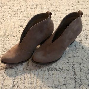 Corky’s bootie Holiday - sz. 10 tan suede